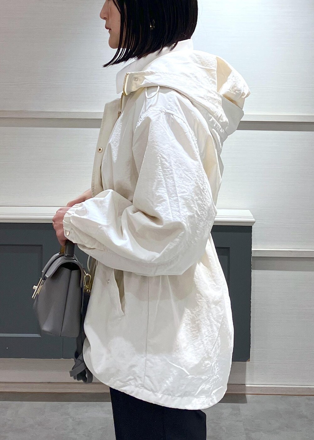 「羽織、春アウター、初春コーデ、春コーデ、お仕事コーデ、お出かけコーデ、大人カジュアル、パンツスタイル、カジュアルコーデ、VIS、ストレート、イエベ秋、混合、高身長、トップス」｜「VISの【新色追加】ひねり金具ワンハンドルミニショルダーバッグ【2WAY（ショルダーバッグ、グレー系）」を使った、mikusonvisさん（レディース・168cm）の春コーディネートの7枚目の写真