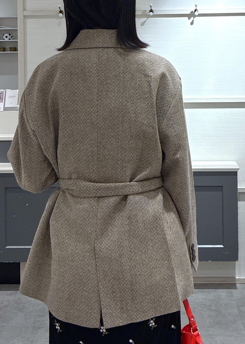 ブラック系のワンピース、ブラック系のTシャツ/カットソー、ベージュ系のテーラードジャケットを着用したレディースの秋コーディネートの7枚目の写真