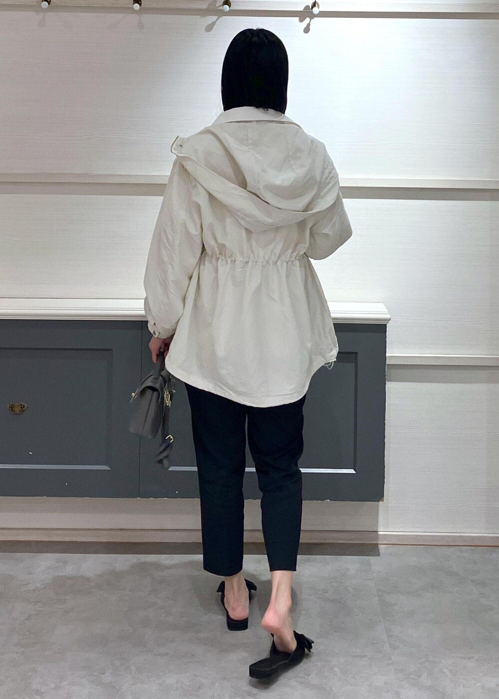 「羽織、春アウター、初春コーデ、春コーデ、お仕事コーデ、お出かけコーデ、大人カジュアル、パンツスタイル、カジュアルコーデ、VIS、ストレート、イエベ秋、混合、高身長、トップス」｜「VISの【新色追加】ひねり金具ワンハンドルミニショルダーバッグ【2WAY（ショルダーバッグ、グレー系）」を使った、mikusonvisさん（レディース・168cm）の春コーディネートの3枚目の写真