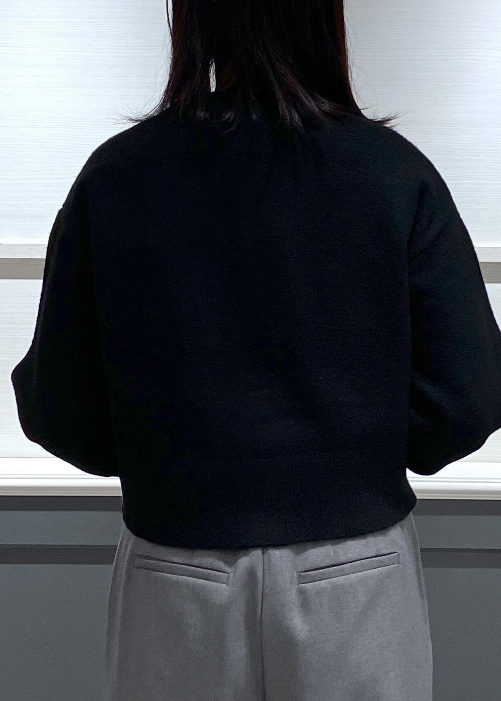 ブラック系のブーツ、ブラック系のショルダーバッグ、ベージュ系のシャツ/ブラウスを着用したレディースの秋コーディネートの4枚目の写真