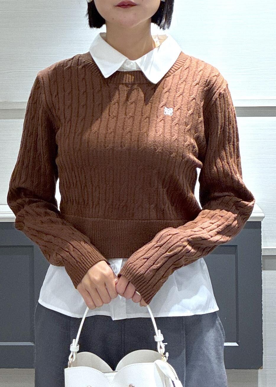 ホワイト系のショルダーバッグ、ホワイト系のキャミソール、その他のサンダルを着用したレディースの冬コーディネートの5枚目の写真