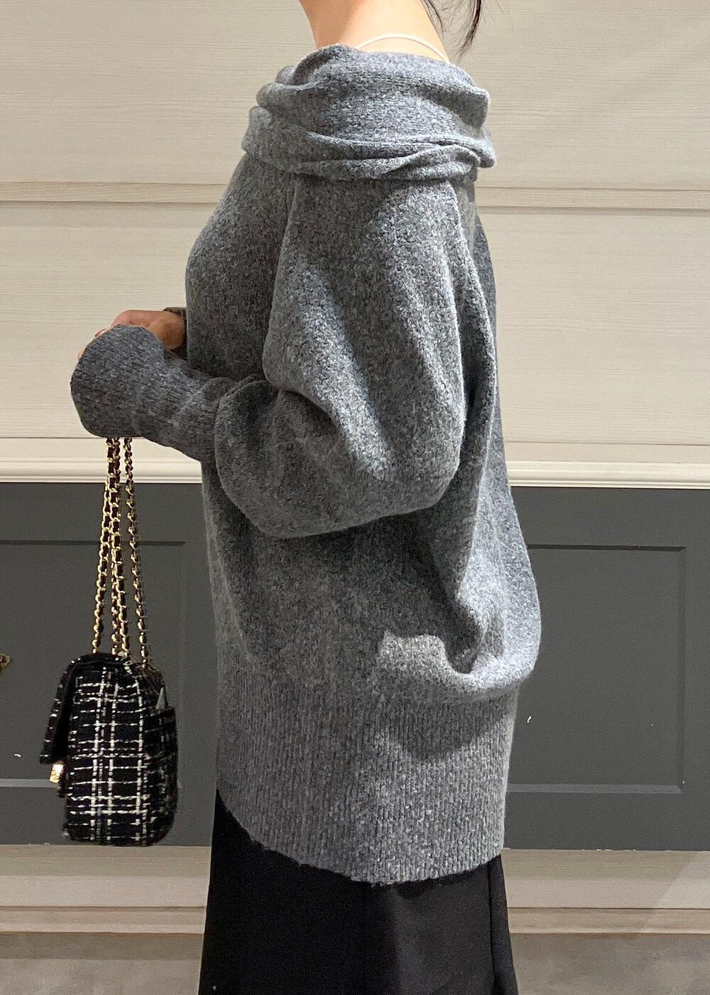 ホワイト系のキャミソール、ブラック系のブーツ、ブラック系のショルダーバッグを着用したレディースの秋コーディネートの7枚目の写真