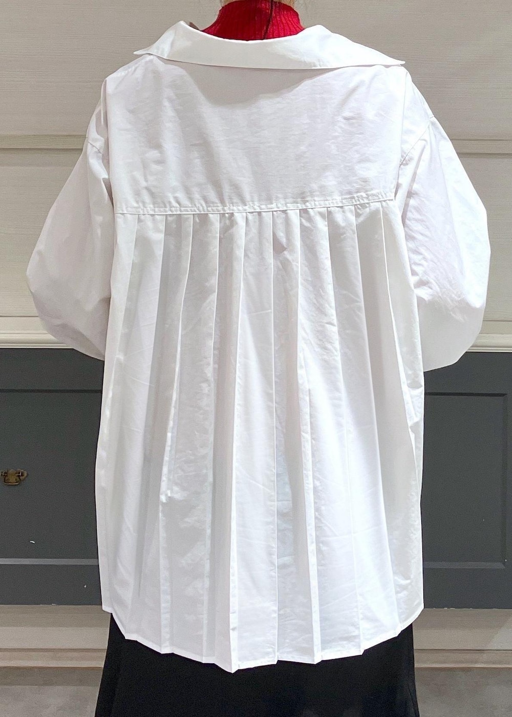 ブラック系のパンプス、ホワイト系のシャツ/ブラウス、ブラック系のショルダーバッグを着用したレディースの秋コーディネートの5枚目の写真