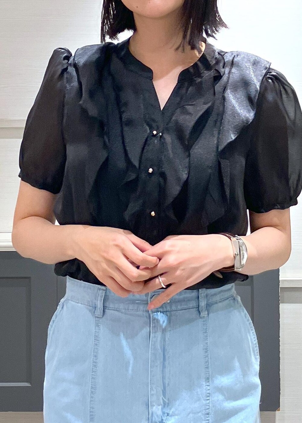 「羽織、初夏コーデ、夏コーデ、VIS、ストレート、イエベ秋、混合、高身長、トップス、シャツ/ブラウス、ジャケット/アウター、テーラードジャケット、スカート、デニムスカート、バッグ」｜「VISの【新色追加】【美easy】リネンライクリラックスジャケット【接触冷感/洗える】【セットアップ対応】（テーラードジャケット、ホワイト系）」を使った、mikusonvisさん（レディース・168cm）の春コーディネートの3枚目の写真