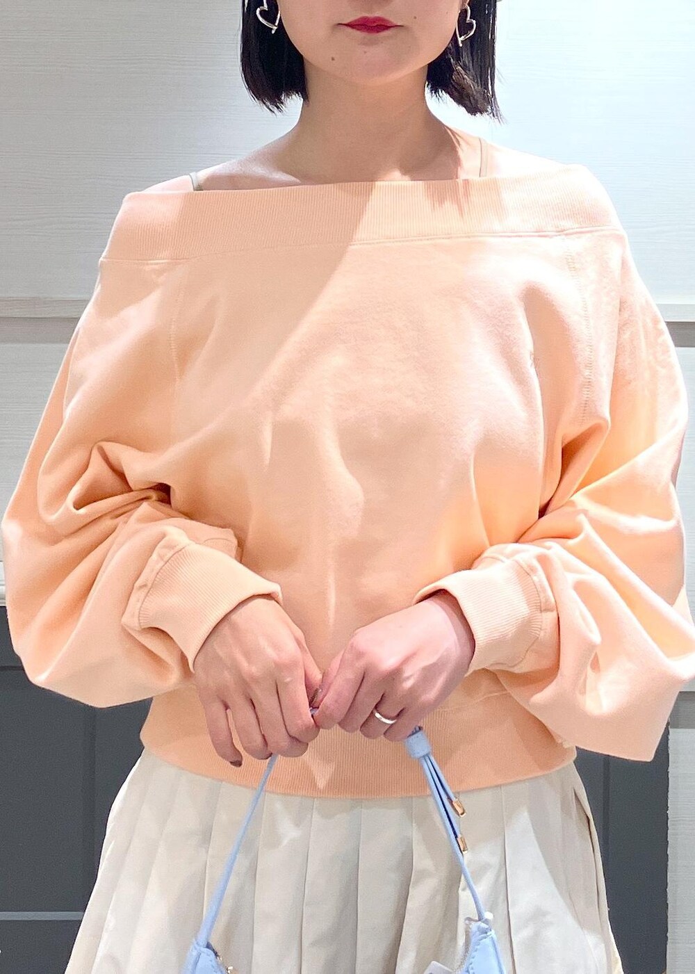 「初春コーデ、春コーデ、デートコーデ、お出かけコーデ、女子会コーデ、大人カジュアル、スカートスタイル、体型カバー、シンプルコーデ、VIS、ストレート、イエベ秋、混合、高身長、トップス」｜「VISの【洗える】カップ付きアシンメトリーキャミソール（キャミソール、ベージュ系）」を使った、mikusonvisさん（レディース・168cm）の春コーディネートの6枚目の写真