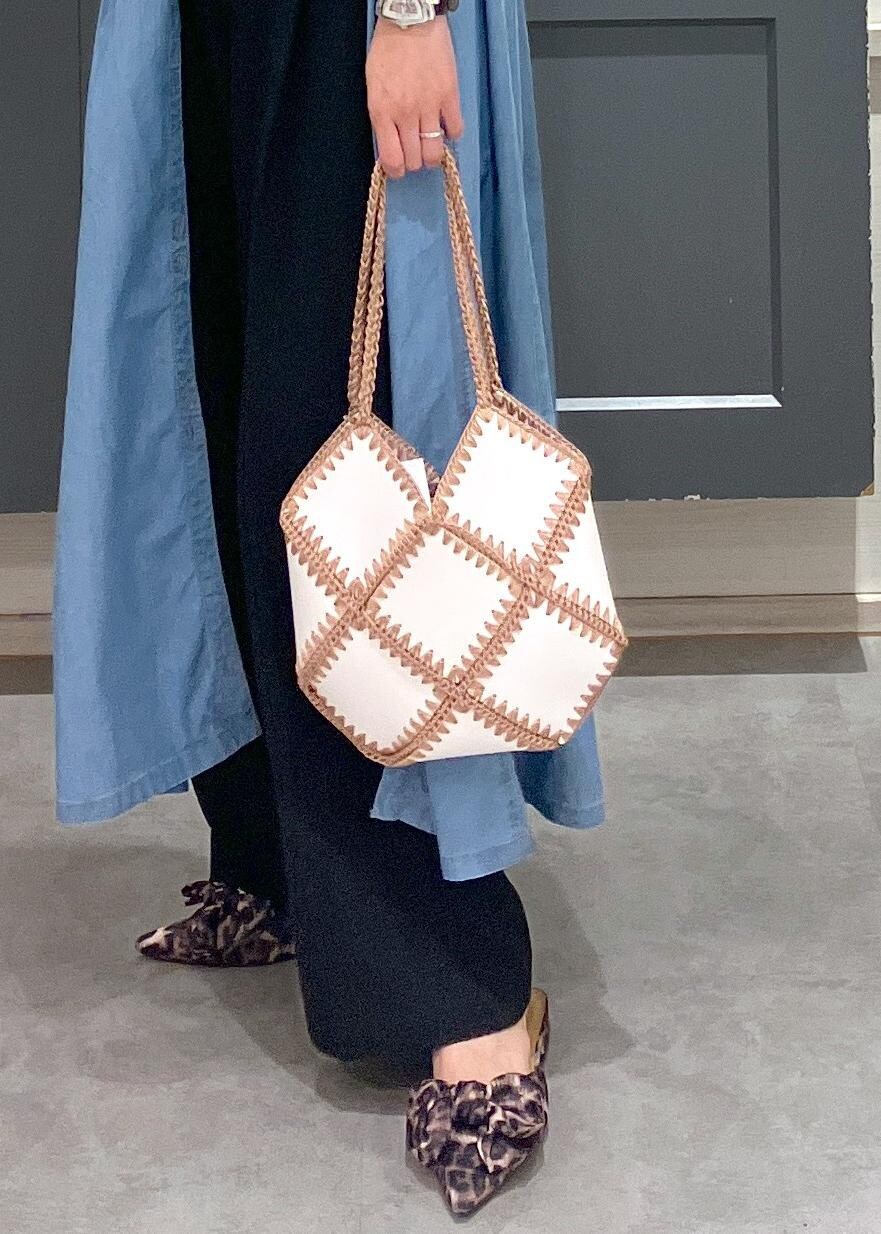 「ロゴ、ロゴTシャツ、VIS_TIMESALE、春のお仕事服_pickup、初夏コーデ、夏コーデ、お出かけコーデ、女子会コーデ、大人カジュアル、パンツスタイル、体型カバー、カジュアルコーデ、シンプルコーデ、VIS、ストレート」｜「Juzeのサテンリボンミュール（サンダル、その他）」を使った、mikusonvisさん（レディース・168cm）の春コーディネートの10枚目の写真