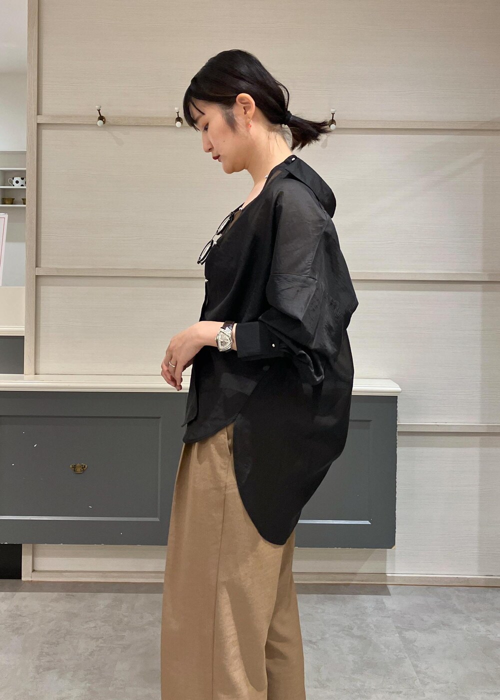 「アンサンブル、シアー、シアーシャツ、ブラウス、アイウェア、サングラス、美easy、ウォッシャブル、ワイドパンツ、リボンパンプス、リボン、シルバー、30代、大人カジュアル、デザイントップス」｜「Juzeの【ご好評につき追加生産】ビッグリボンパンプス（パンプス、シルバー系）」を使った、mikusonvisさん（レディース・168cm）の夏コーディネートの5枚目の写真