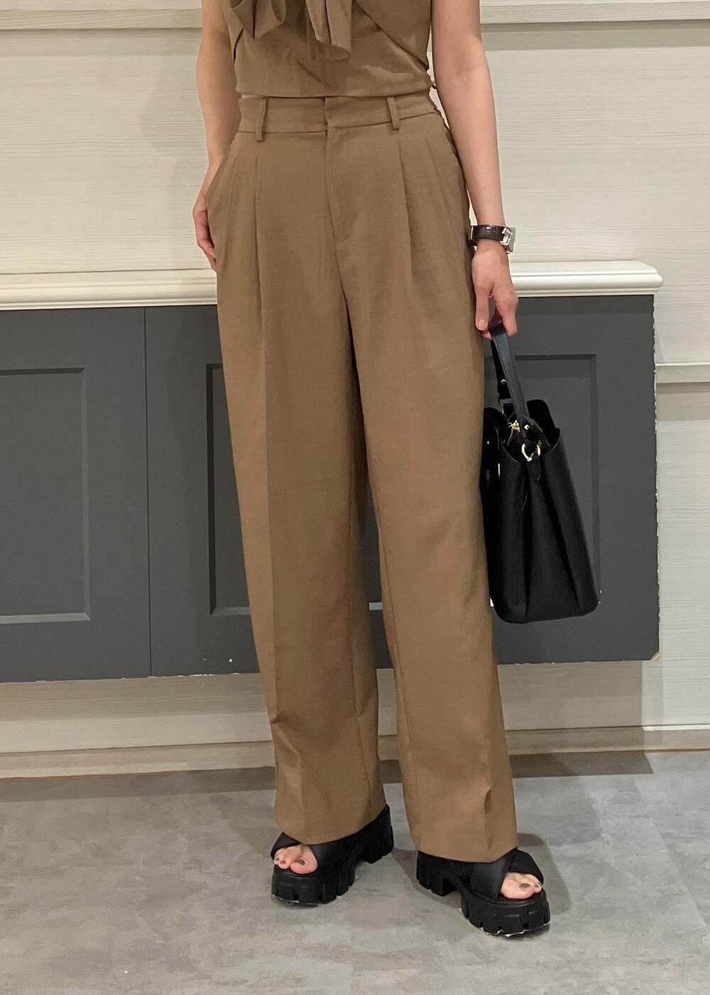 ブラック系のサンダル、ブラック系のキャミソール、ブラウン系のTシャツ/カットソーを着用したレディースの夏コーディネートの5枚目の写真