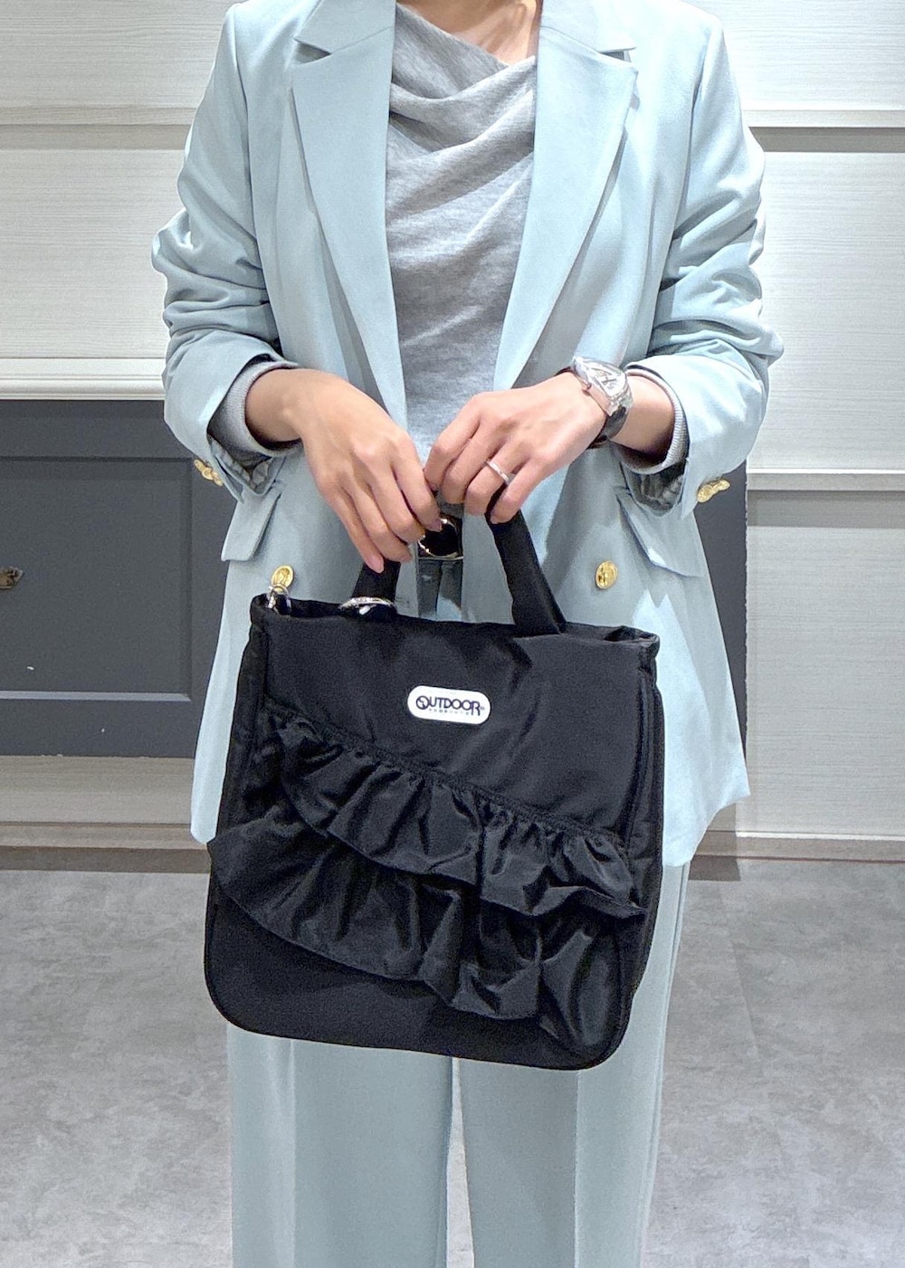 グリーン系のその他パンツ、グリーン系のテーラードジャケット、ブラック系のローファーを着用したレディースの冬コーディネートの10枚目の写真