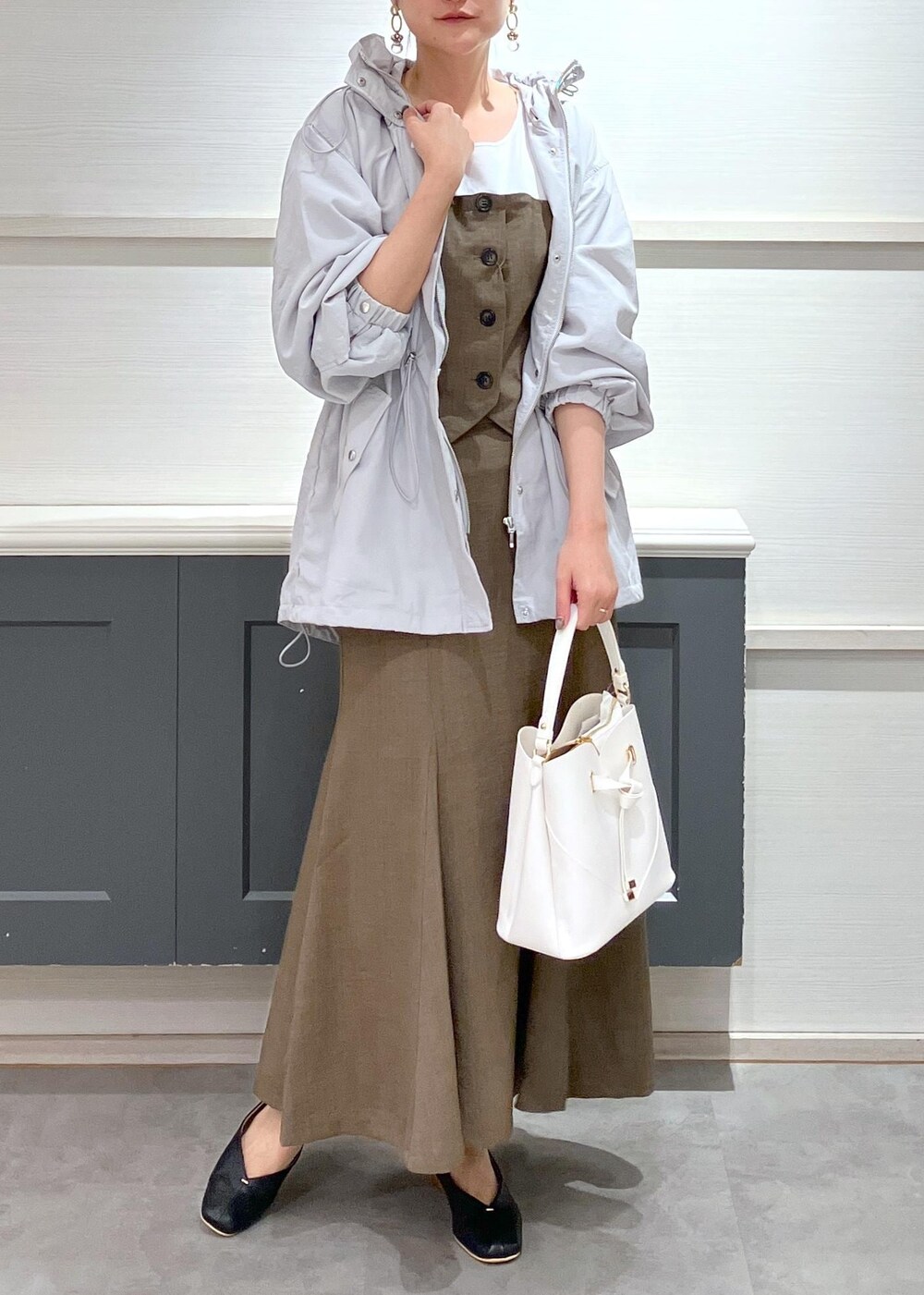 「春アウター、初夏コーデ、夏コーデ、デートコーデ、お出かけコーデ、女子会コーデ、大人カジュアル、スカートスタイル、きれいめコーデ、VIS、ストレート、イエベ秋、混合、高身長、トップス」｜「VISの【ご好評につき追加生産】【2WAY】ハートカットバッグ（ショルダーバッグ、ホワイト系）」を使った、mikusonvisさん（レディース・168cm）の春コーディネートの2枚目の写真