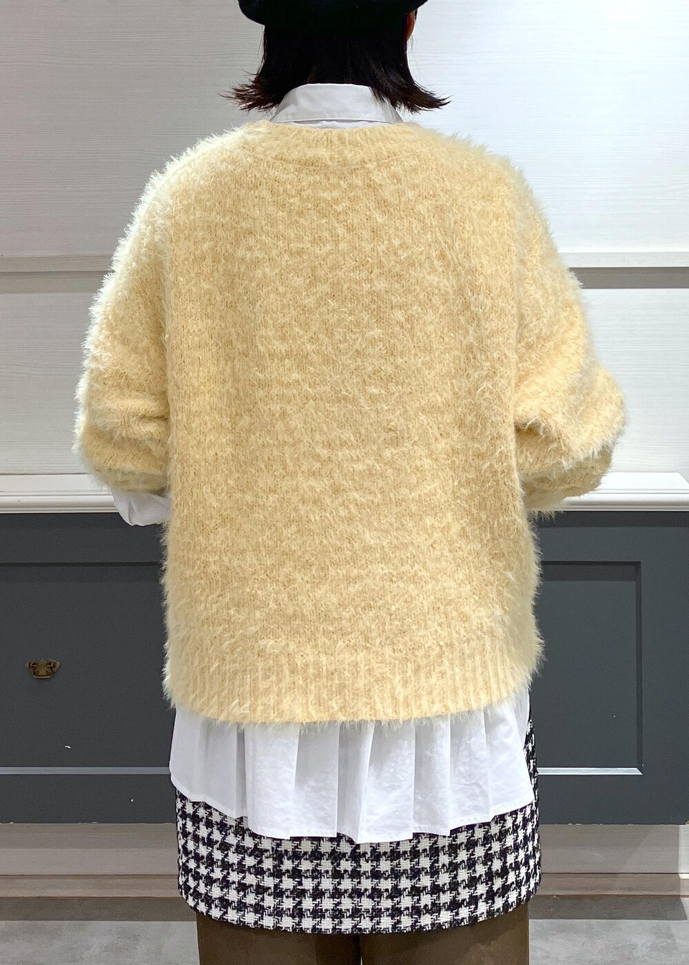 シルバー系のパンプス、ブラック系のスカート、ホワイト系のシャツ/ブラウスを着用したレディースの冬コーディネートの8枚目の写真