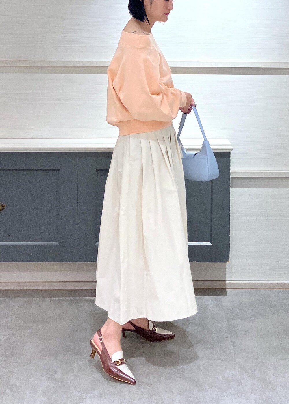 「初春コーデ、春コーデ、デートコーデ、お出かけコーデ、女子会コーデ、大人カジュアル、スカートスタイル、体型カバー、シンプルコーデ、VIS、ストレート、イエベ秋、混合、高身長、トップス」｜「VISの【洗える】カップ付きアシンメトリーキャミソール（キャミソール、ベージュ系）」を使った、mikusonvisさん（レディース・168cm）の春コーディネートの2枚目の写真