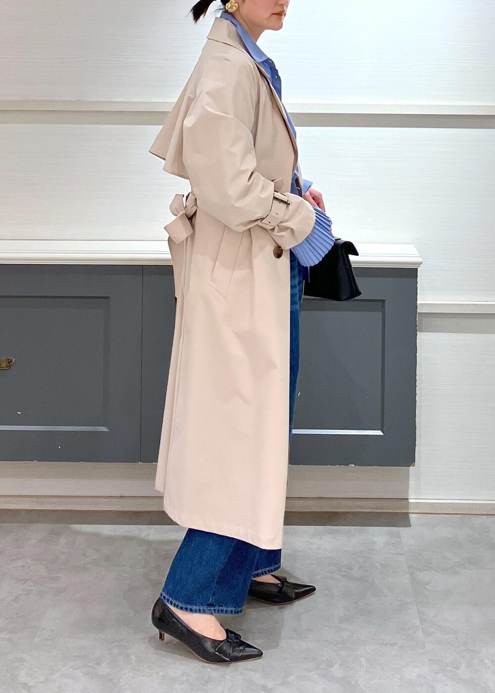 「羽織、初春コーデ、春コーデ、VIS、ストレート、イエベ秋、混合、高身長、トップス、シャツ/ブラウス、ジャケット/アウター、トレンチコート、パンツ、デニムパンツ、バッグ」｜「Juzeの【ご好評につき追加生産】ビッグリボンパンプス（パンプス、ブラック系）」を使った、mikusonvisさん（レディース・168cm）の春コーディネートの3枚目の写真