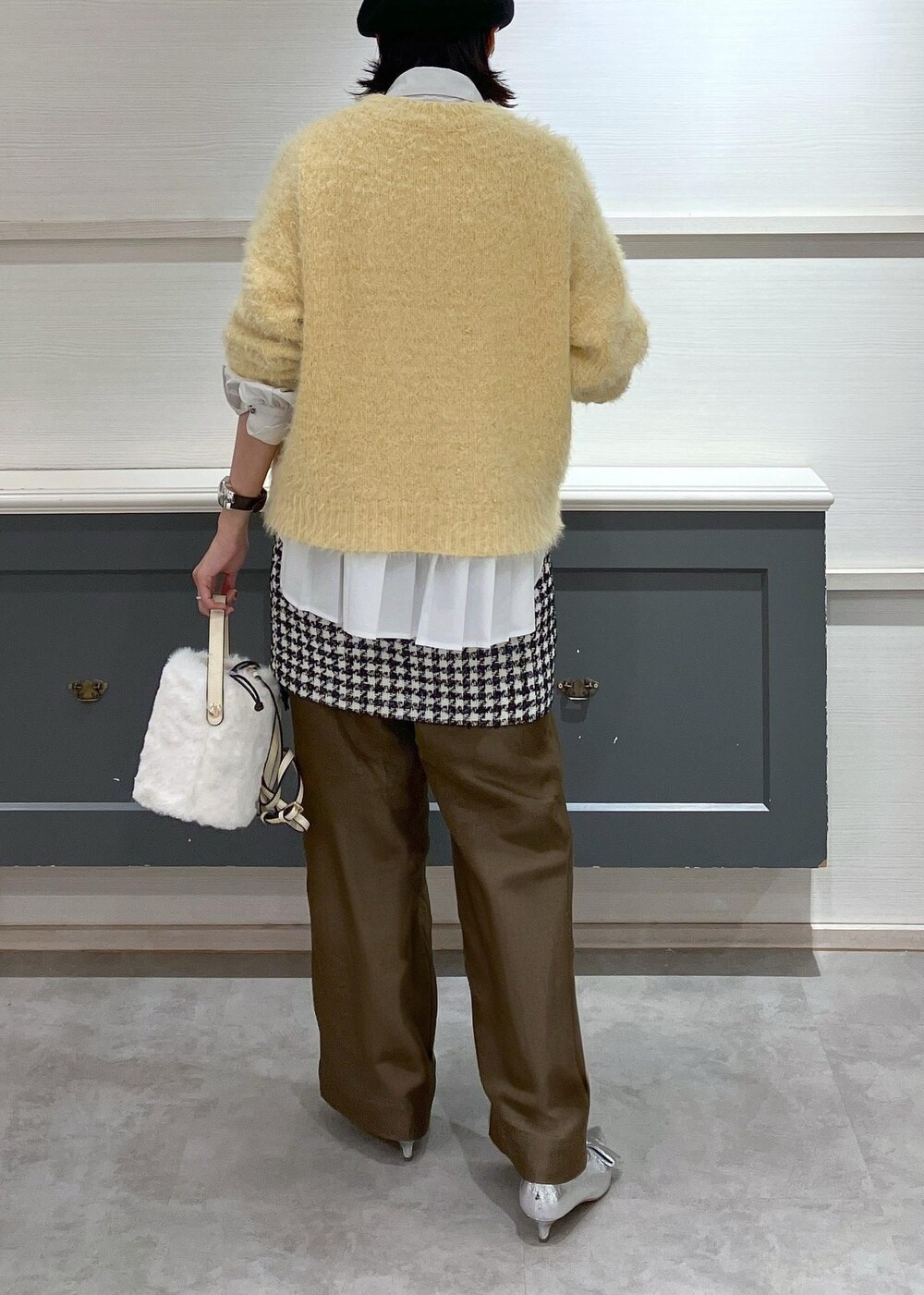 シルバー系のパンプス、ブラック系のスカート、ホワイト系のシャツ/ブラウスを着用したレディースの冬コーディネートの4枚目の写真