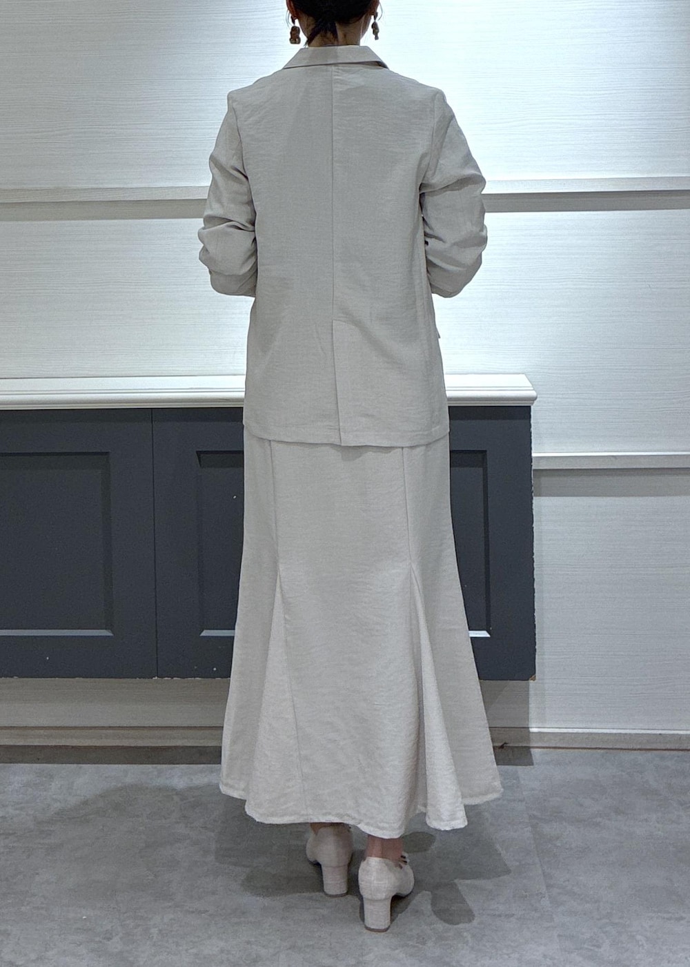 ホワイト系のショルダーバッグ、ベージュ系のパンプス、ブルー系のシャツ/ブラウスを着用したレディースの春コーディネートの7枚目の写真