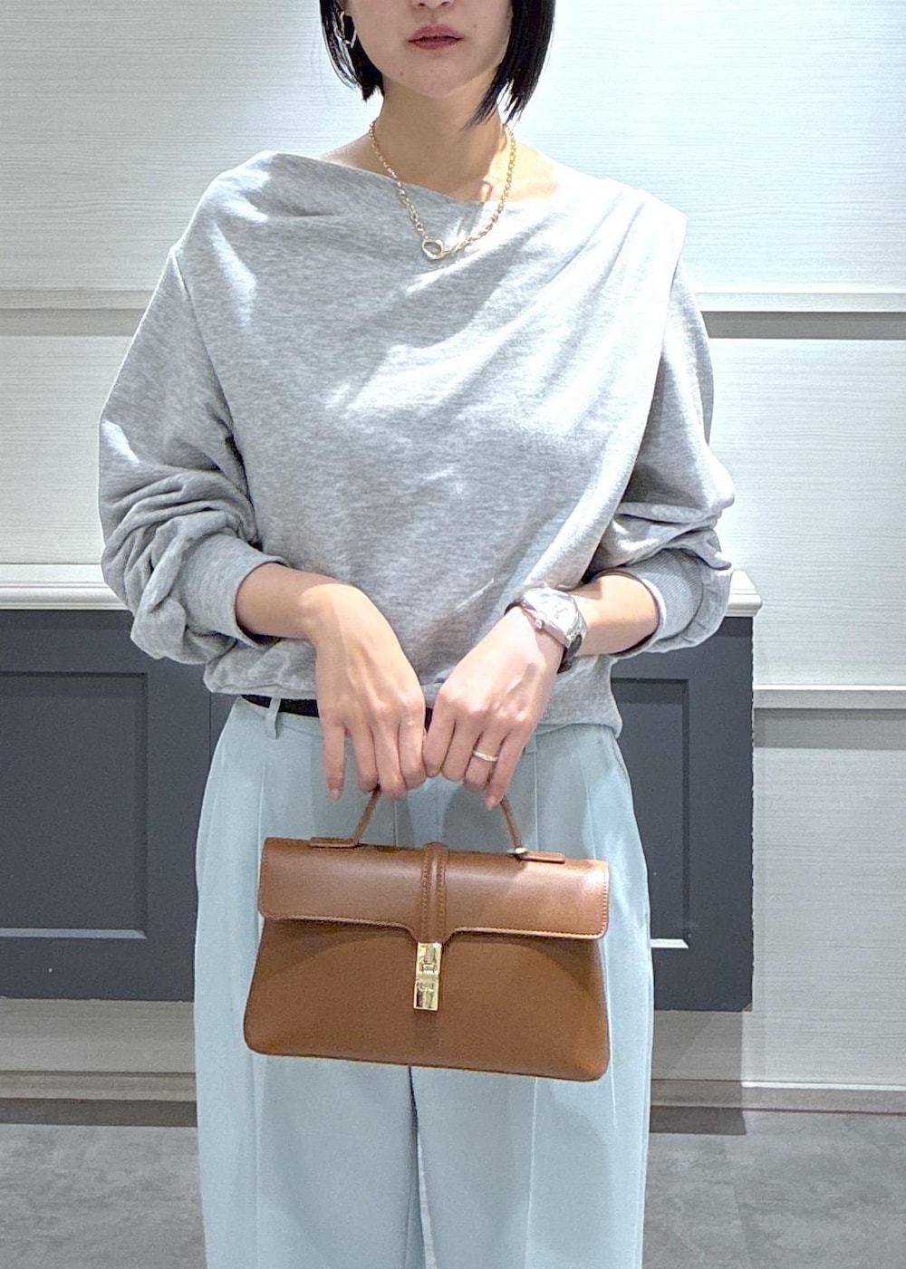 ホワイト系のパンプス、グリーン系のその他パンツ、イエロー系のショルダーバッグを着用したレディースの冬コーディネートの5枚目の写真