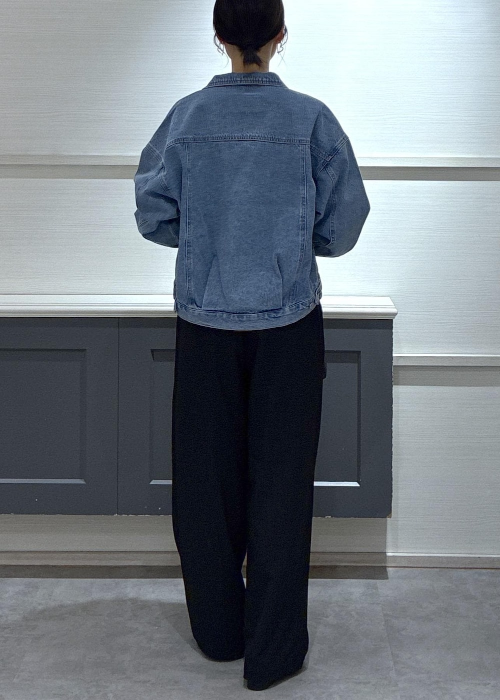 ブラック系のローファー、ホワイト系のキャミソール、ブルー系のデニムジャケットを着用したレディースの春コーディネートの9枚目の写真