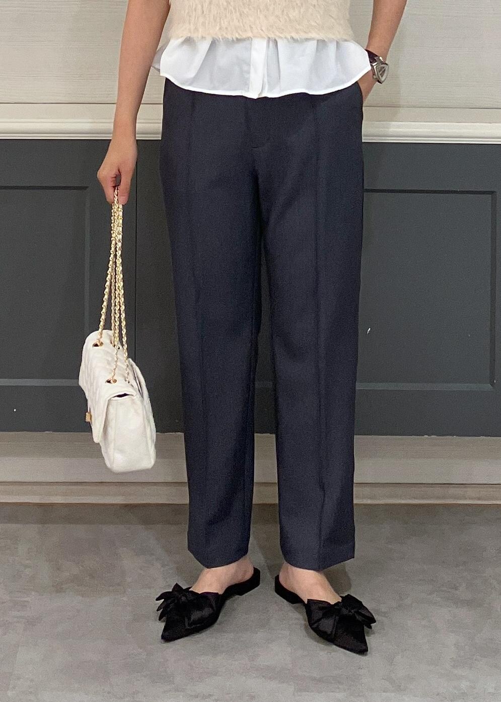 ブラック系のサンダル、ホワイト系のシャツ/ブラウス、ホワイト系のニット/セーターを着用したレディースの秋コーディネートの9枚目の写真