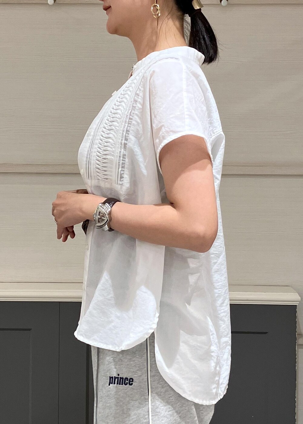 ホワイト系のシャツ/ブラウス、その他のキャミソール、グリーン系のショルダーバッグを着用したレディースの夏コーディネートの7枚目の写真