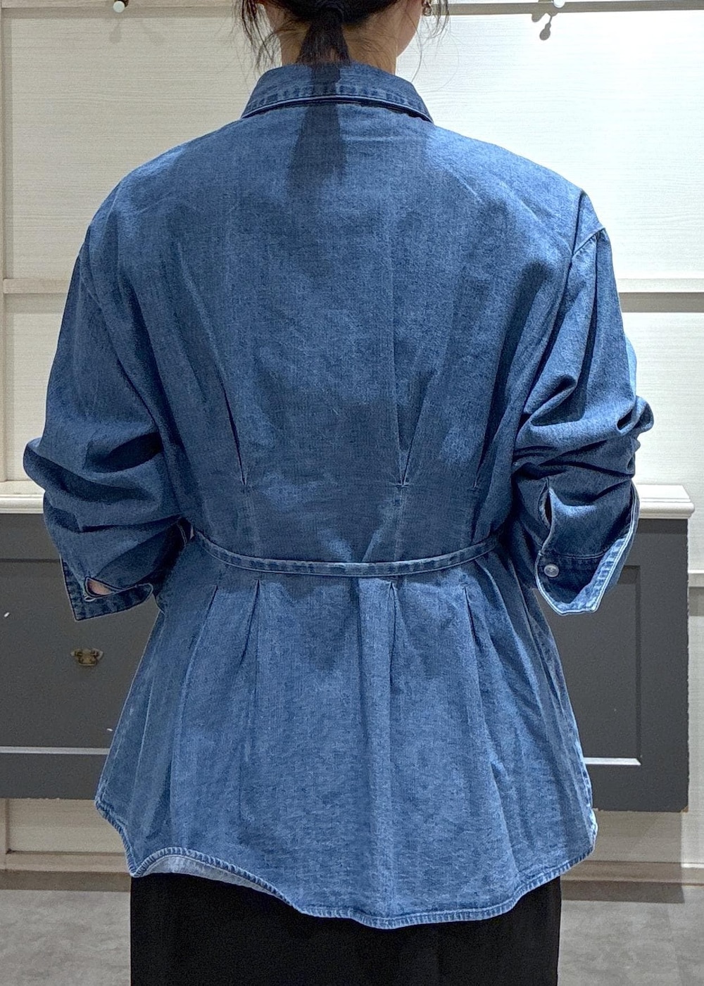 ブラック系のショルダーバッグ、ブラック系のローファー、ブラック系のキャミソールを着用したレディースの春コーディネートの7枚目の写真