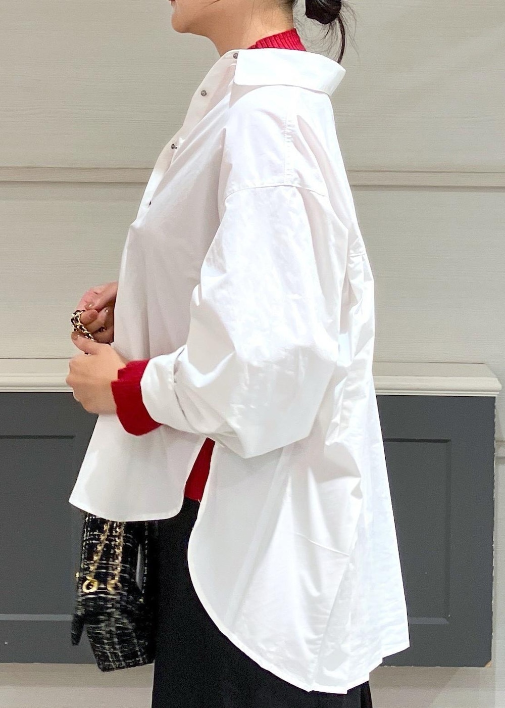 ブラック系のパンプス、ホワイト系のシャツ/ブラウス、ブラック系のショルダーバッグを着用したレディースの秋コーディネートの7枚目の写真