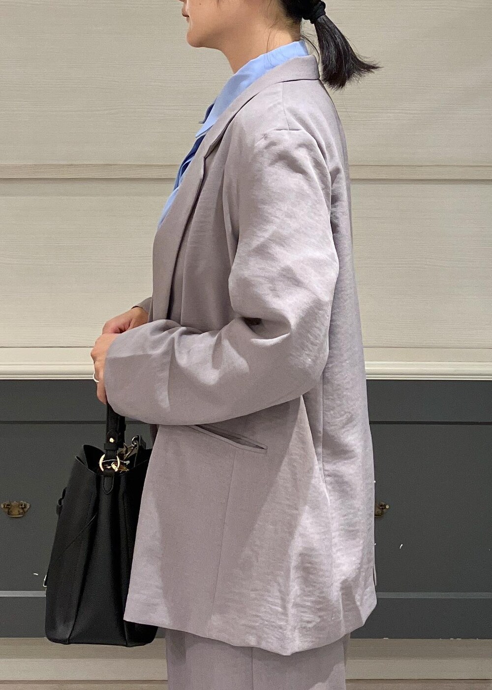 「羽織り、シャツ、ブラウス、グレー、長袖、ジャケット、テーラード、ダブルボタン、ワイド、十分丈、センタープレス、ブラック、フラット、初秋コーデ、秋コーデ」｜「VISの【累計40,000点突破】美easyリネンライクワイド/スラックスパンツ【接触冷感・洗える】（スラックス、グレー系）」を使った、mikusonvisさん（レディース・168cm）の夏コーディネートの8枚目の写真