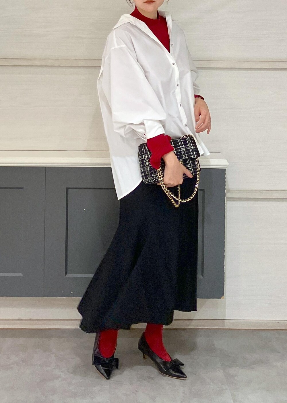 ブラック系のパンプス、ホワイト系のシャツ/ブラウス、ブラック系のショルダーバッグを着用したレディースの秋コーディネートの8枚目の写真