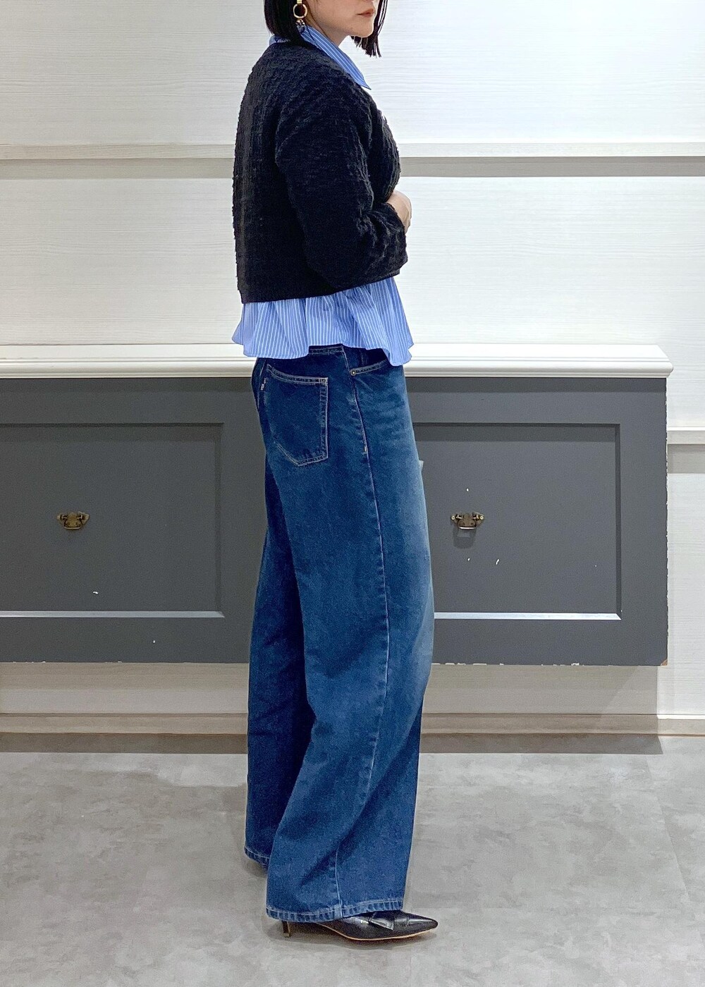 ブラック系のパンプス、グレー系のショルダーバッグ、ブルー系のシャツ/ブラウスを着用したレディースの秋コーディネートの3枚目の写真