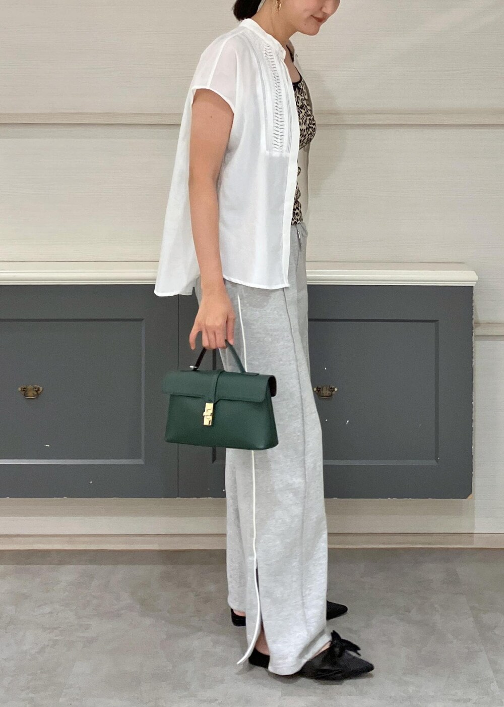 ホワイト系のシャツ/ブラウス、その他のキャミソール、グリーン系のショルダーバッグを着用したレディースの夏コーディネートの2枚目の写真