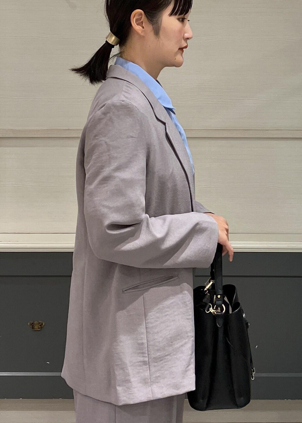 「羽織り、シャツ、ブラウス、グレー、長袖、ジャケット、テーラード、ダブルボタン、ワイド、十分丈、センタープレス、ブラック、フラット、初秋コーデ、秋コーデ」｜「VISの【累計40,000点突破】美easyリネンライクワイド/スラックスパンツ【接触冷感・洗える】（スラックス、グレー系）」を使った、mikusonvisさん（レディース・168cm）の夏コーディネートの7枚目の写真