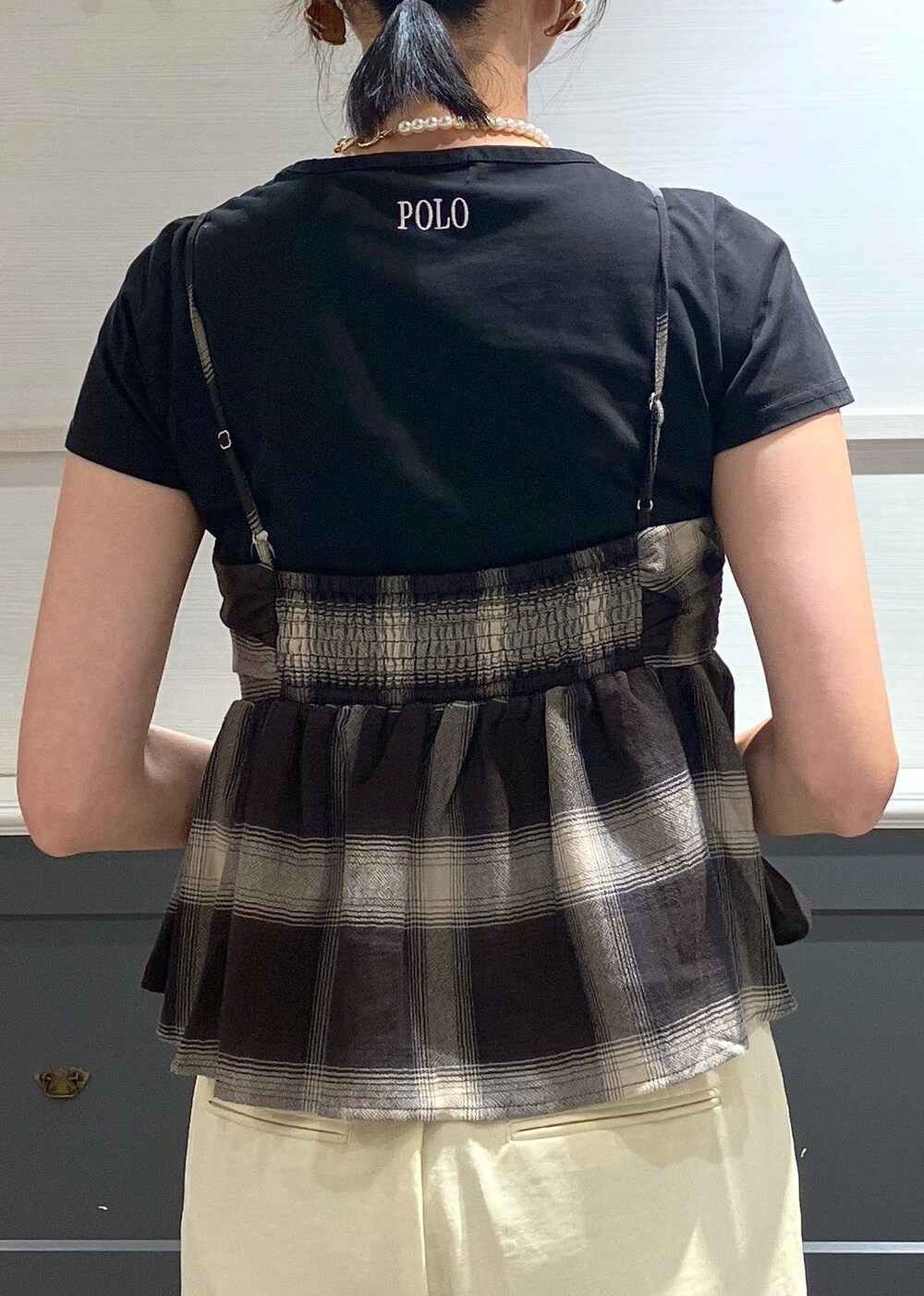 ブラック系のサンダル、イエロー系のスラックス、ブラック系のTシャツ/カットソーを着用したレディースの夏コーディネートの6枚目の写真