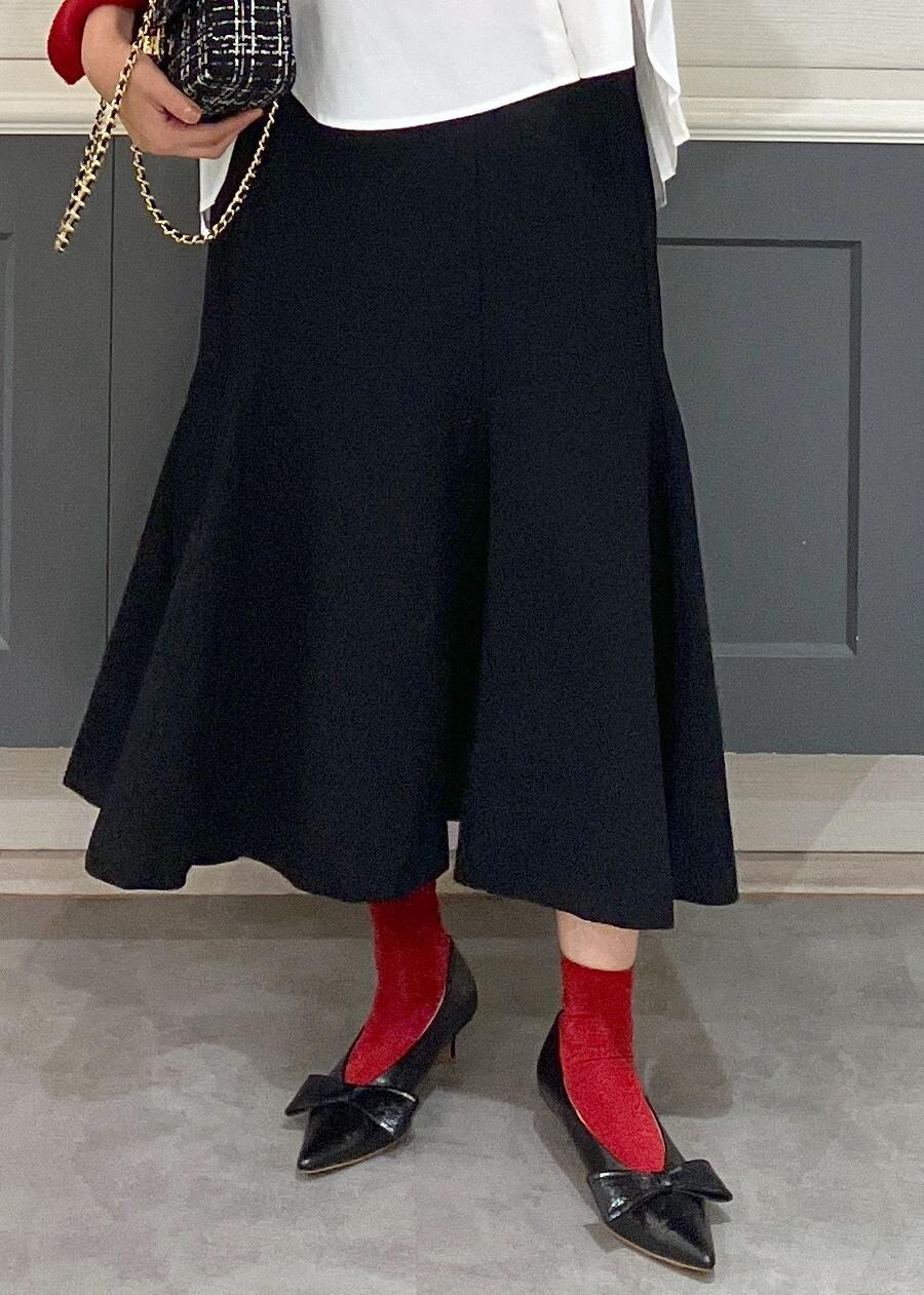 ブラック系のパンプス、ホワイト系のシャツ/ブラウス、ブラック系のショルダーバッグを着用したレディースの秋コーディネートの10枚目の写真