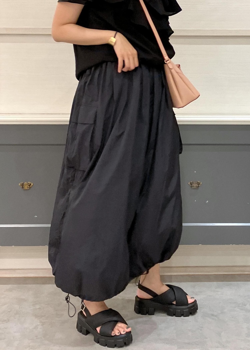 「セットアイテム、ノースリーブ、スポーツサンダル、ブラック、ショルダーバッグ、ピンク、セットアップ、袖フリル、ラッフル、厚底、初夏コーデ、夏コーデ、旅行コーデ、アウトドアコーデ、スポーツミックス」｜「VISの刺繍ロゴキャップ（キャップ、ブラック系）」を使った、mikusonvisさん（レディース・168cm）の夏コーディネートの9枚目の写真