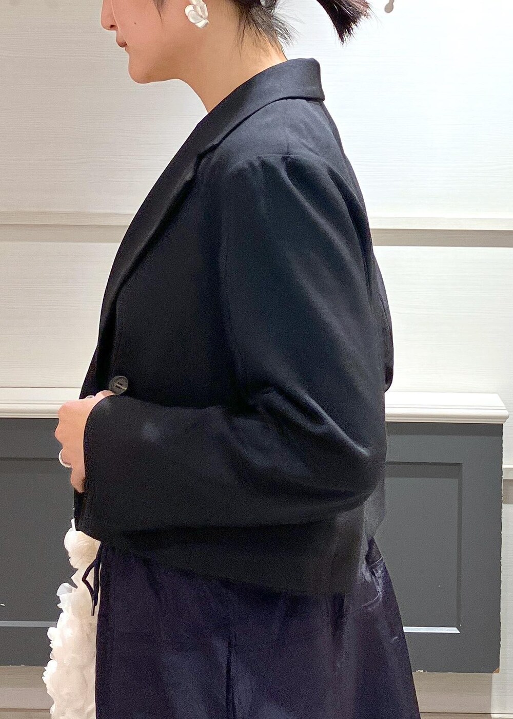 「羽織、春アウター、初春コーデ、春コーデ、デートコーデ、お出かけコーデ、スポーツミックス、大人カジュアル、スカートスタイル、ヘルシーコーデ、きれいめコーデ、VIS、ストレート、イエベ秋、混合」｜「VISの【洗える】ダブルストラップ短丈カップ付きキャミソール（キャミソール、ホワイト系）」を使った、mikusonvisさん（レディース・168cm）の春コーディネートの8枚目の写真