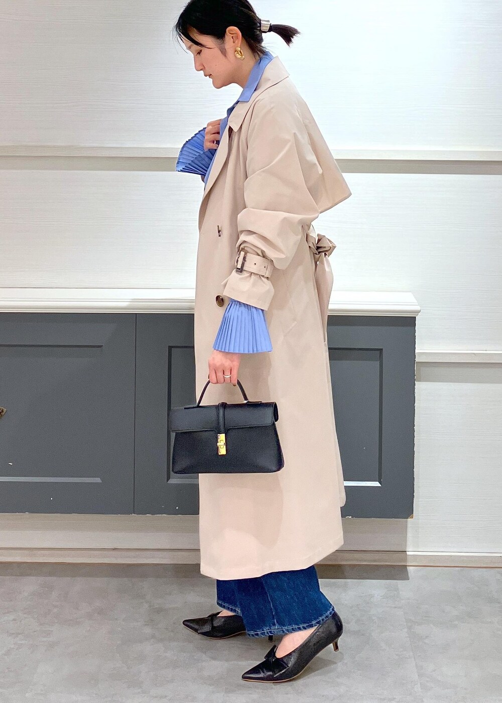 「羽織、初春コーデ、春コーデ、VIS、ストレート、イエベ秋、混合、高身長、トップス、シャツ/ブラウス、ジャケット/アウター、トレンチコート、パンツ、デニムパンツ、バッグ」｜「Juzeの【ご好評につき追加生産】ビッグリボンパンプス（パンプス、ブラック系）」を使った、mikusonvisさん（レディース・168cm）の春コーディネートの2枚目の写真
