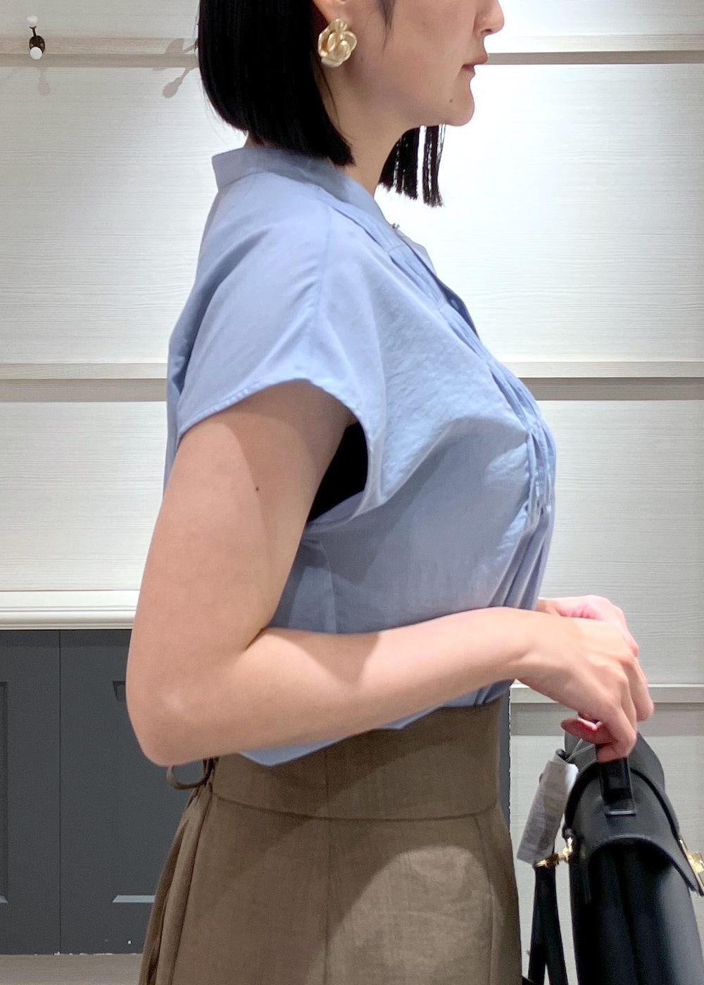 「羽織、初夏コーデ、夏コーデ、お仕事コーデ、授業参観日コーデ、デートコーデ、お出かけコーデ、女子会コーデ、大人カジュアル、スカートスタイル、シンプルコーデ、きれいめコーデ、VIS、ストレート、イエベ秋」｜「VISの【2WAY】ひねり金具ワンハンドルミニショルダーバッグ（ショルダーバッグ、ブラック系）」を使った、mikusonvisさん（レディース・168cm）の春コーディネートの7枚目の写真