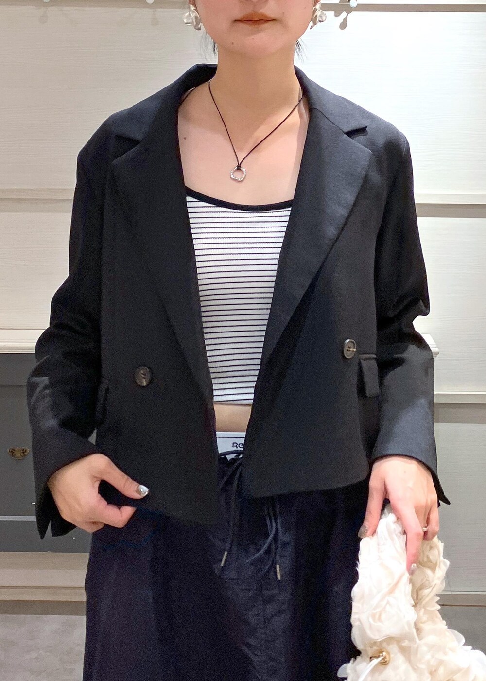 「羽織、春アウター、初春コーデ、春コーデ、デートコーデ、お出かけコーデ、スポーツミックス、大人カジュアル、スカートスタイル、ヘルシーコーデ、きれいめコーデ、VIS、ストレート、イエベ秋、混合」｜「VISの【洗える】ダブルストラップ短丈カップ付きキャミソール（キャミソール、ホワイト系）」を使った、mikusonvisさん（レディース・168cm）の春コーディネートの6枚目の写真