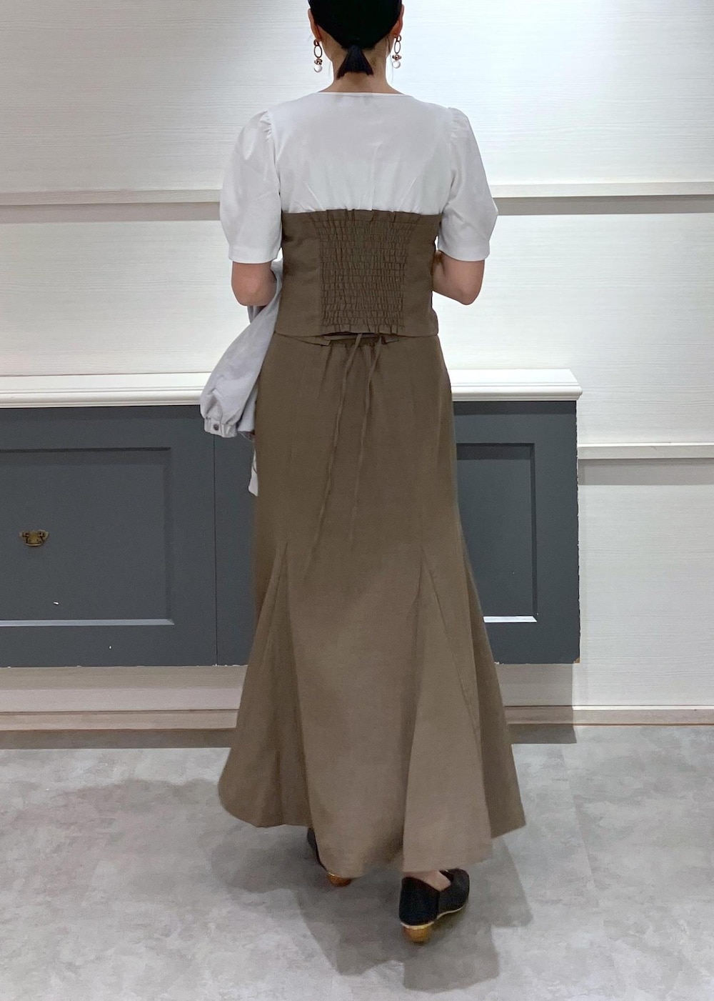 「春アウター、初夏コーデ、夏コーデ、デートコーデ、お出かけコーデ、女子会コーデ、大人カジュアル、スカートスタイル、きれいめコーデ、VIS、ストレート、イエベ秋、混合、高身長、トップス」｜「VISの【ご好評につき追加生産】【2WAY】ハートカットバッグ（ショルダーバッグ、ホワイト系）」を使った、mikusonvisさん（レディース・168cm）の春コーディネートの8枚目の写真