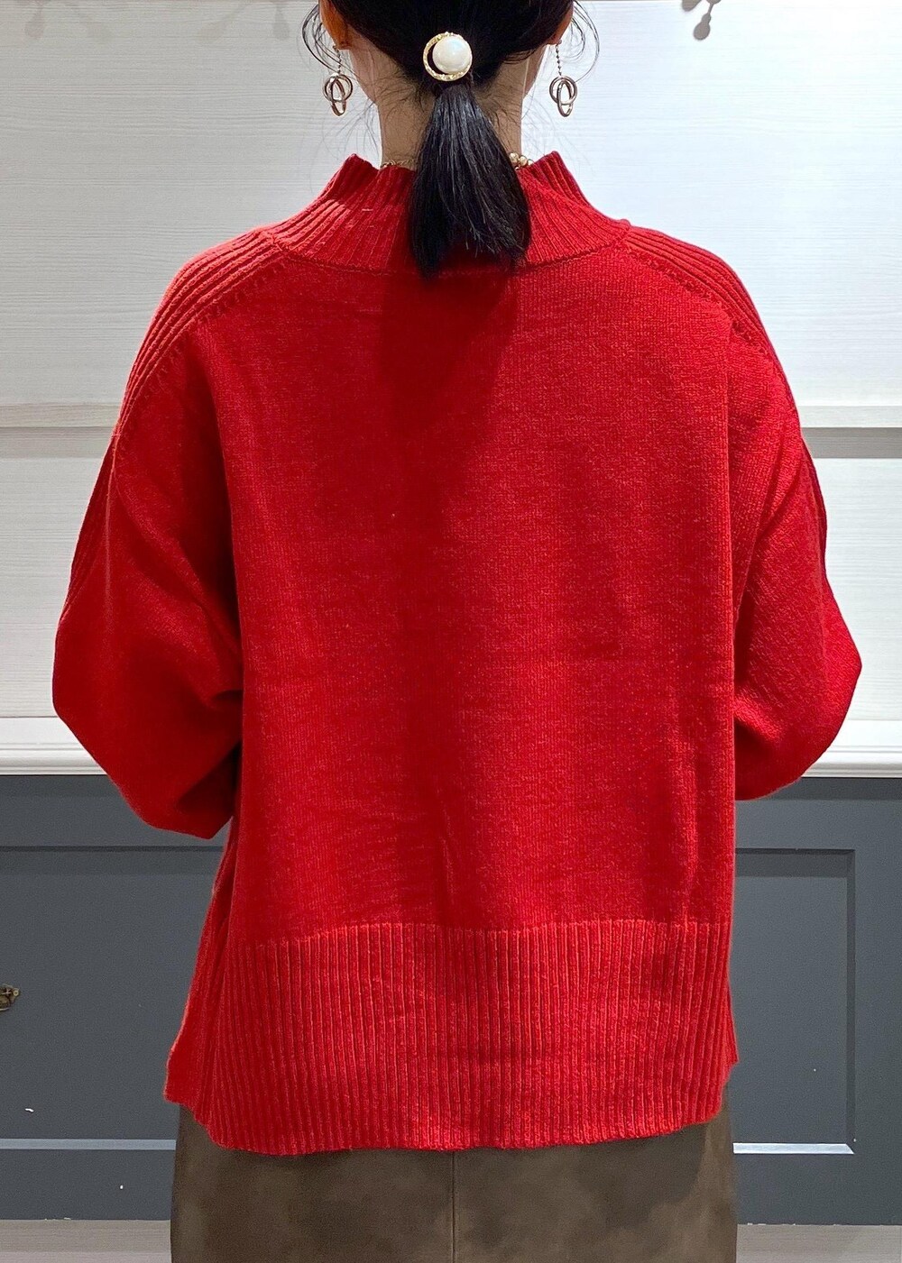 ホワイト系のキャミソール、ブラック系のブーツ、ブラック系のスカートを着用したレディースの秋コーディネートの8枚目の写真