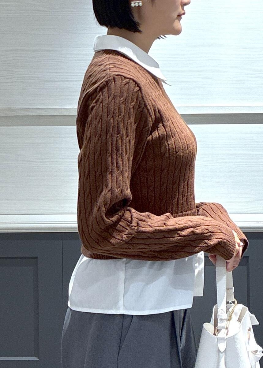 ホワイト系のショルダーバッグ、ホワイト系のキャミソール、その他のサンダルを着用したレディースの冬コーディネートの8枚目の写真