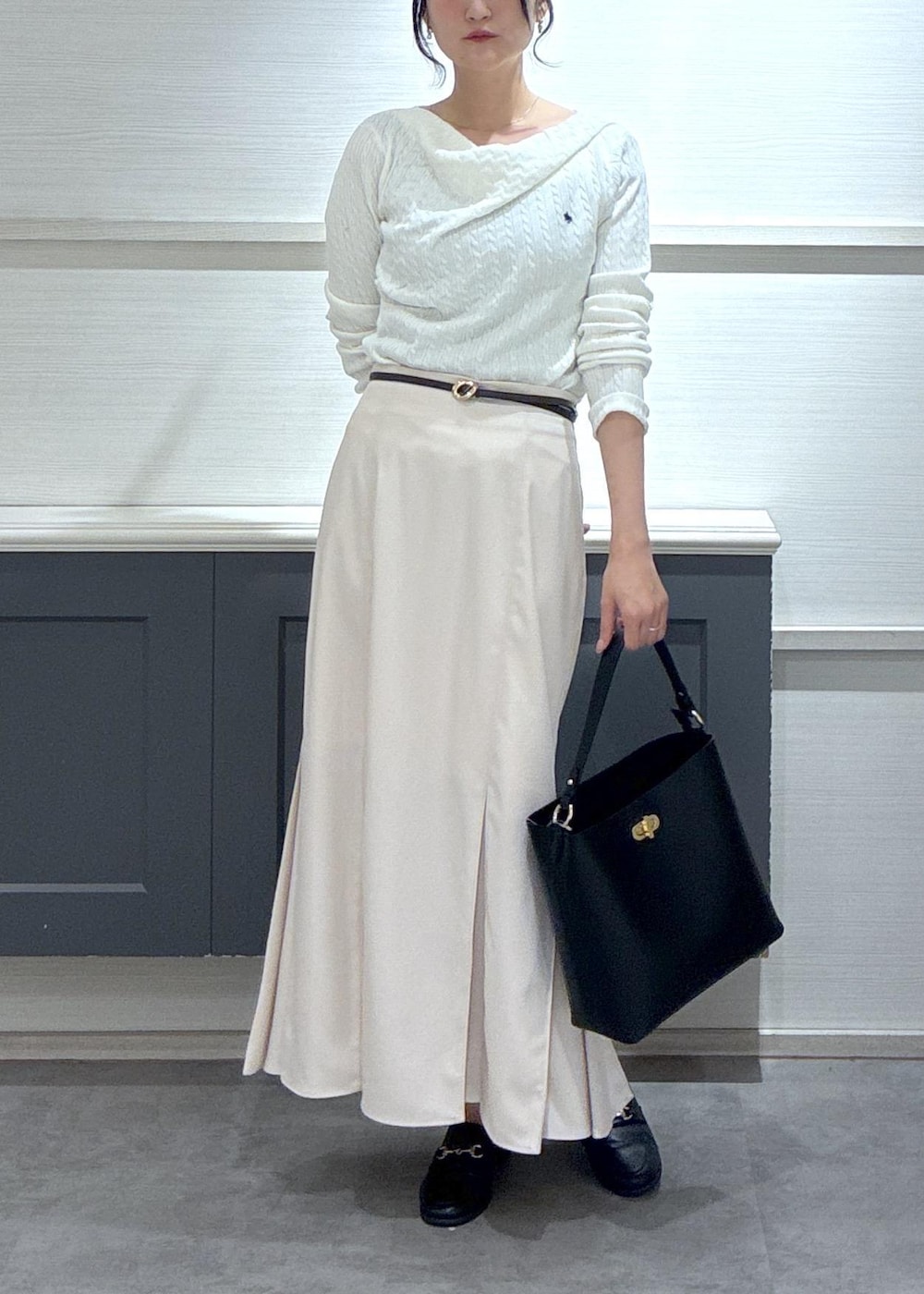 ベージュ系のテーラードジャケット、ブラック系のローファー、ベージュ系のスカートを着用したレディースの冬コーディネートの2枚目の写真