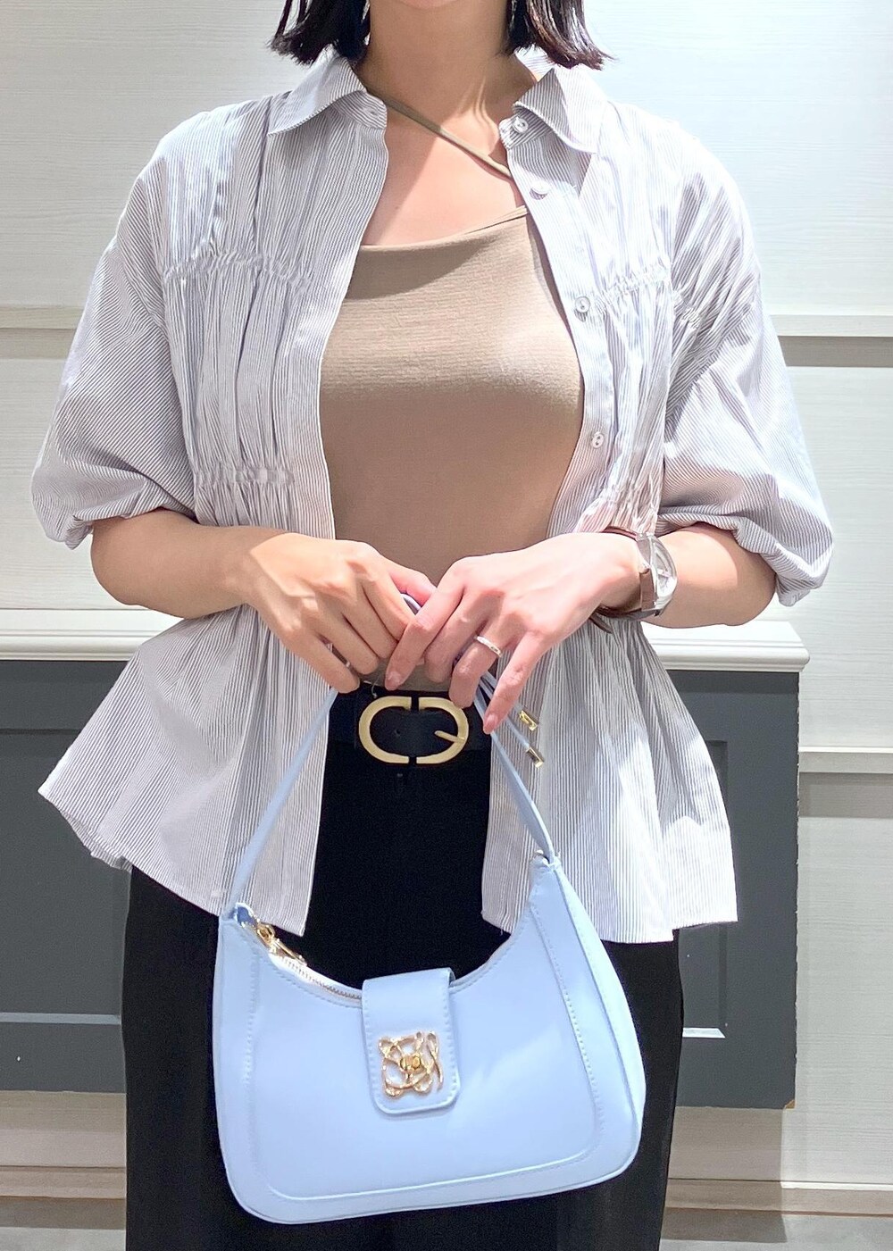 「羽織、初夏コーデ、夏コーデ、お仕事コーデ、お出かけコーデ、女子会コーデ、大人カジュアル、パンツスタイル、カジュアルコーデ、きれいめコーデ、VIS、ストレート、イエベ秋、混合、高身長」｜「VISの28mm幅ダブルDバックルベルト（ベルト、ブラック系）」を使った、mikusonvisさん（レディース・168cm）の夏コーディネートの5枚目の写真