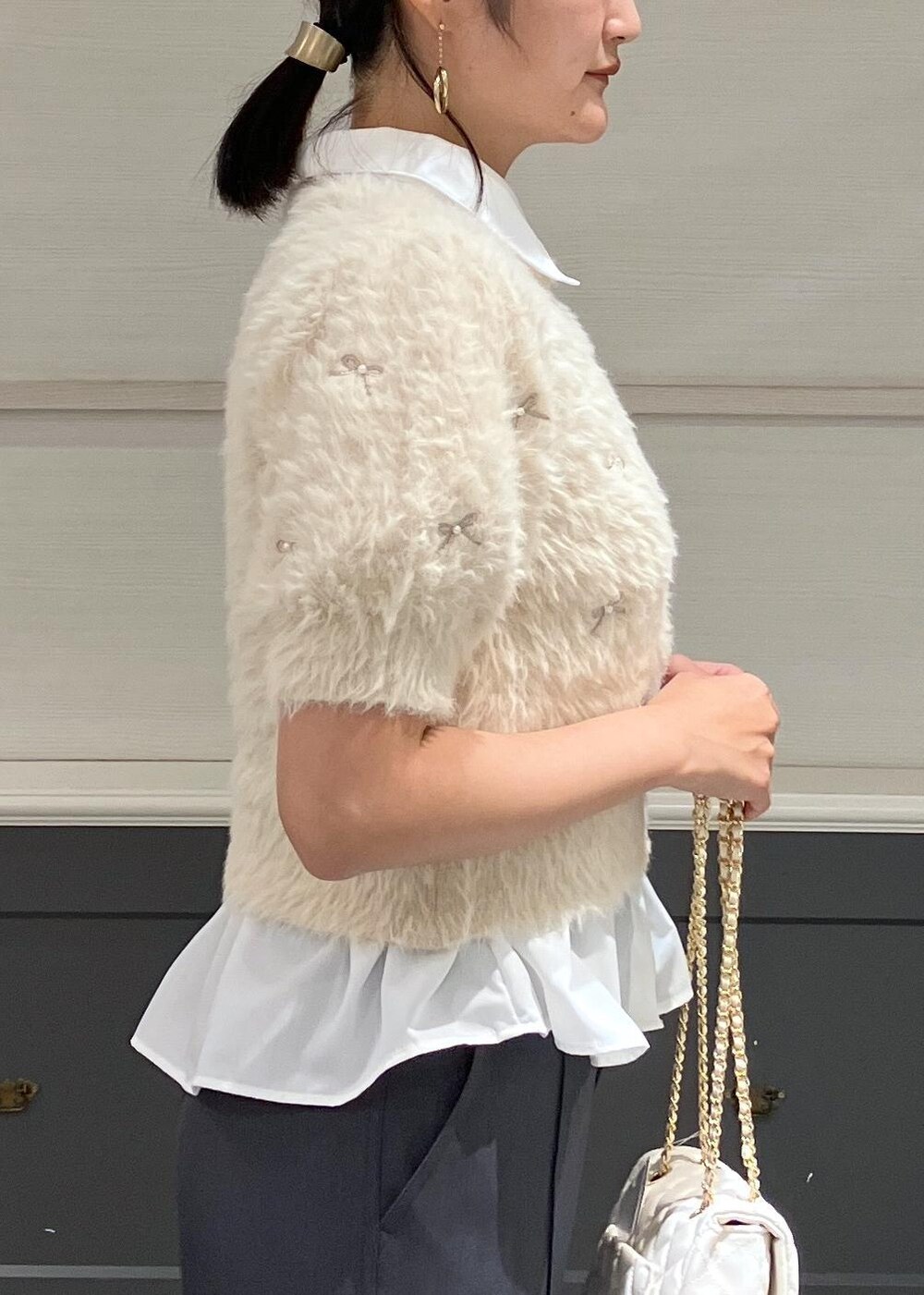 ブラック系のサンダル、ホワイト系のシャツ/ブラウス、ホワイト系のニット/セーターを着用したレディースの秋コーディネートの7枚目の写真