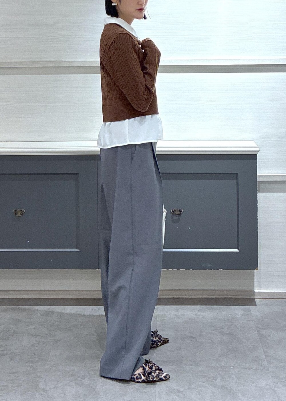 ホワイト系のショルダーバッグ、ホワイト系のキャミソール、その他のサンダルを着用したレディースの冬コーディネートの2枚目の写真