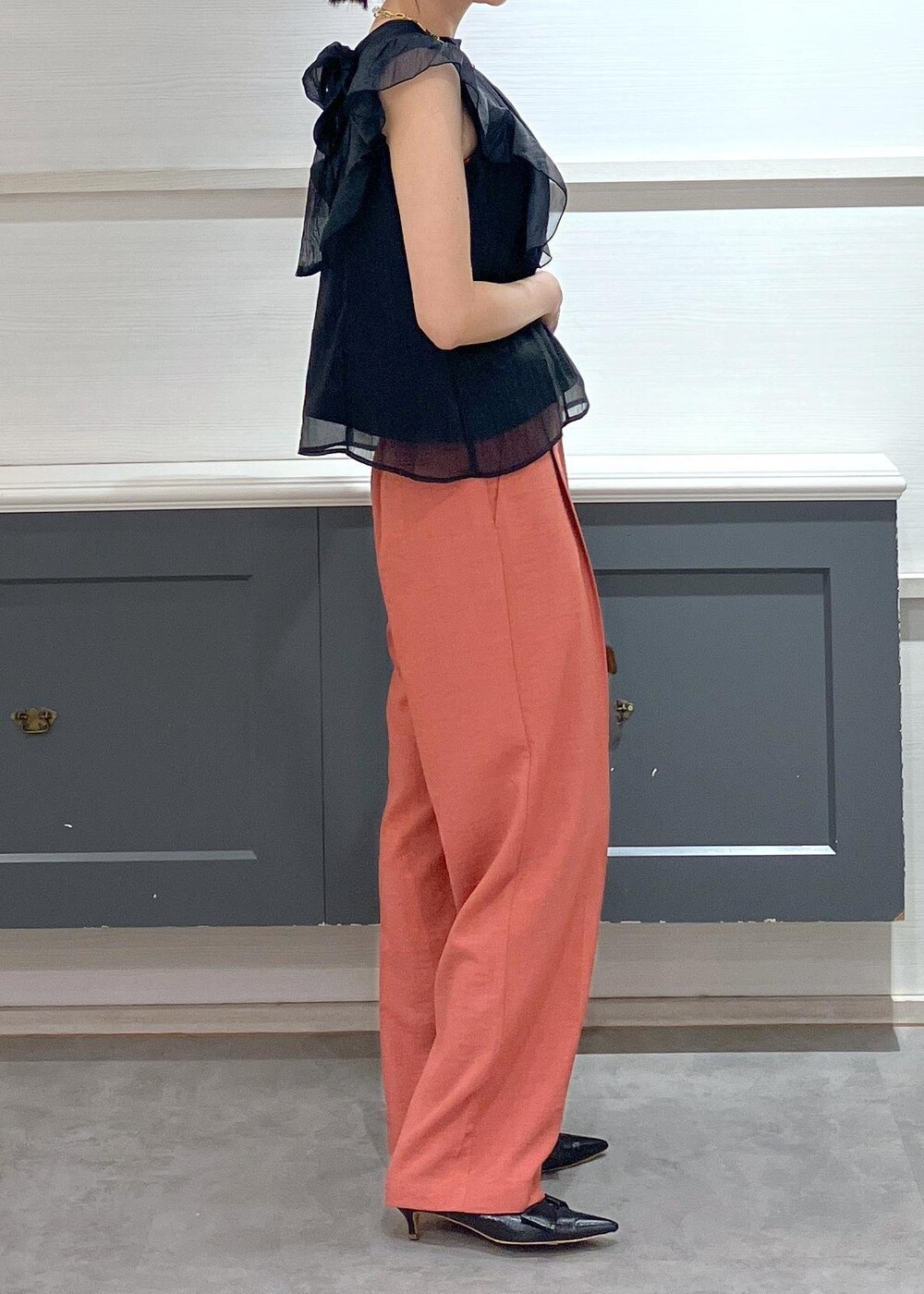 「初夏コーデ、夏コーデ、お仕事コーデ、デートコーデ、お出かけコーデ、女子会コーデ、大人カジュアル、パンツスタイル、フェミニンコーデ、きれいめコーデ、VIS、ストレート、イエベ秋、混合、高身長」｜「Juzeの【ご好評につき追加生産】ビッグリボンパンプス（パンプス、ブラック系）」を使った、mikusonvisさん（レディース・168cm）の夏コーディネートの3枚目の写真