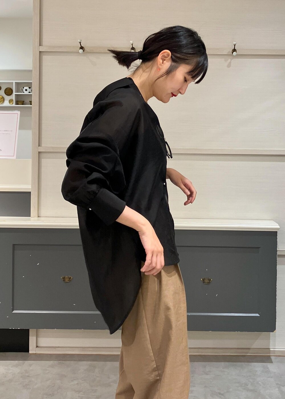 「アンサンブル、シアー、シアーシャツ、ブラウス、アイウェア、サングラス、美easy、ウォッシャブル、ワイドパンツ、リボンパンプス、リボン、シルバー、30代、大人カジュアル、デザイントップス」｜「Juzeの【ご好評につき追加生産】ビッグリボンパンプス（パンプス、シルバー系）」を使った、mikusonvisさん（レディース・168cm）の夏コーディネートの8枚目の写真