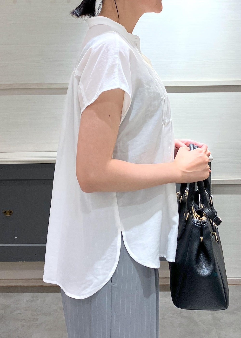 「羽織、初夏コーデ、夏コーデ、お仕事コーデ、授業参観日コーデ、デートコーデ、お出かけコーデ、女子会コーデ、大人カジュアル、パンツスタイル、体型カバー、モノトーンコーデ、カジュアルコーデ、きれいめコーデ、VIS」｜「VISの【洗える】プチリボン付きパターンメッシュキャミソール（キャミソール、その他）」を使った、mikusonvisさん（レディース・168cm）の夏コーディネートの8枚目の写真