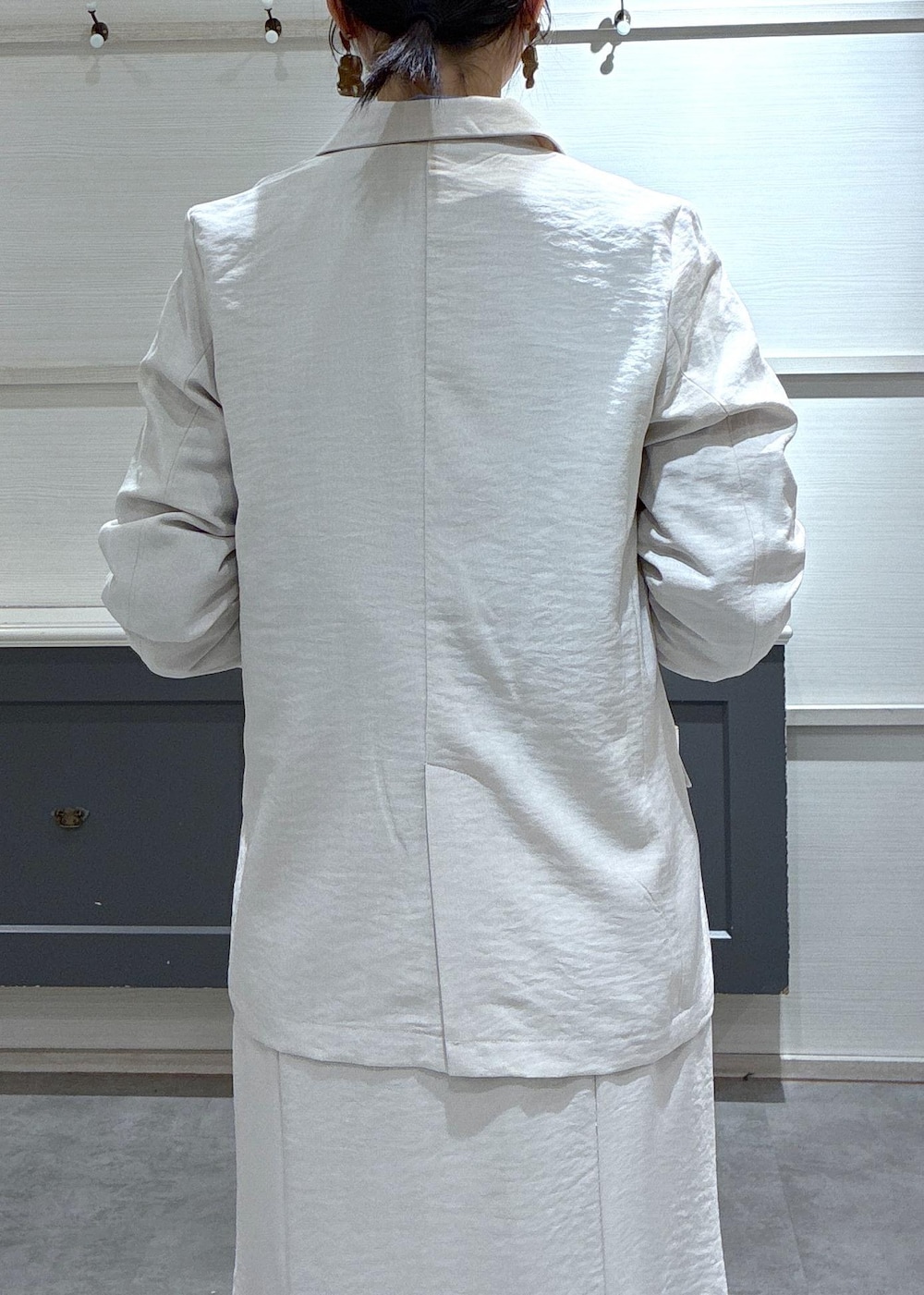 ホワイト系のショルダーバッグ、ベージュ系のパンプス、ブルー系のシャツ/ブラウスを着用したレディースの春コーディネートの4枚目の写真