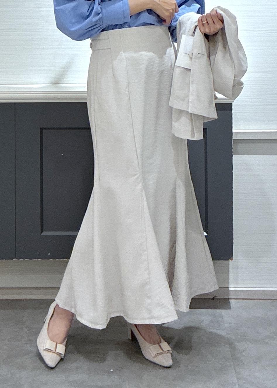 ホワイト系のショルダーバッグ、ベージュ系のパンプス、ブルー系のシャツ/ブラウスを着用したレディースの春コーディネートの10枚目の写真