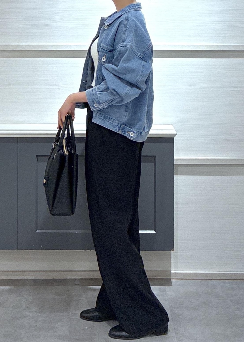 ブラック系のローファー、ホワイト系のキャミソール、ブルー系のデニムジャケットを着用したレディースの春コーディネートの3枚目の写真